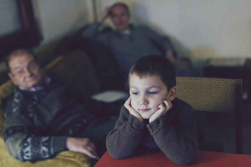 西方人,儿童,成年人,中年人,老年人,三个人,家庭,父亲,儿子,祖父,坐,横图,室内,毛衣,纯洁,沙发,西班牙,欧洲,巴塞罗那,欧洲人,撑,连接,托腮,小孩,靠,靠着,托,温暖,温馨,一家人,可爱,童年,童趣,摄影,生活方式,观看,和睦,起居室,托下巴,童真,烂漫,无邪,天真,老年男性,男孩,男人,男性,中年男性,白种人,孩子,孙子,半身,彩图,融洽,代沟