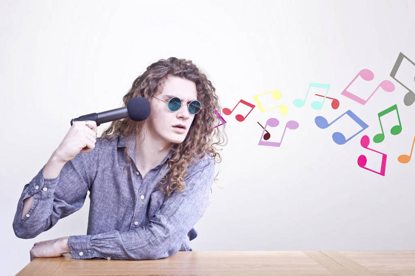 西方人,成年人,脸,头,脸颊,一个人,坐,横图,室内,白天,正面,桌子,爱尔兰,英国,欧洲,欧洲人,仅一个男性,仅一个人,乐器,首都,音乐,听,拿着,休闲装,吹气,肩膀,仅一个年轻男性,太阳镜,靠,靠着,摄影,幽默,麦克风,西欧,音符,音乐人,爱尔兰共和国,首府,沃特福德郡,男人,男性,年轻男性,白种人,年轻人,头部,长发,卷发,脸部,脸蛋,面部,彩图,瓦特福,沃特福德