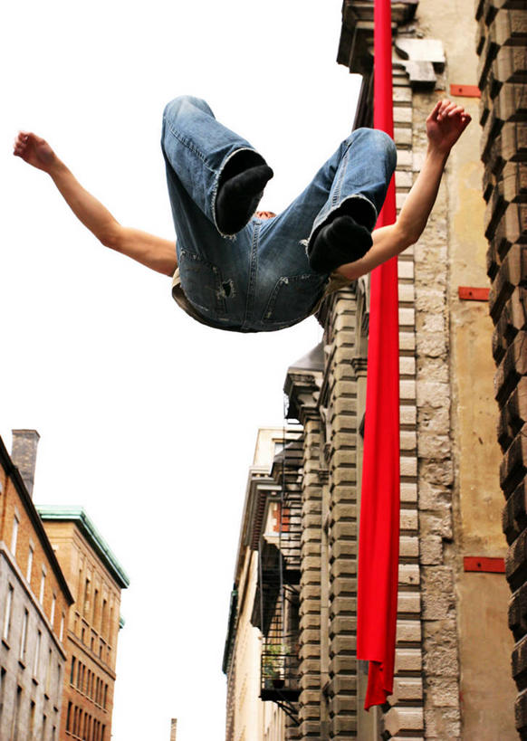 成年人,一个人,竖图,室外,特写,白天,微距,仰视,建筑,加拿大,仅一个男性,半空,休闲装,表演者,衣服,活力,摄影,落下,练习,魁北克,蒙特利尔,技能,低角度拍摄,杂技演员