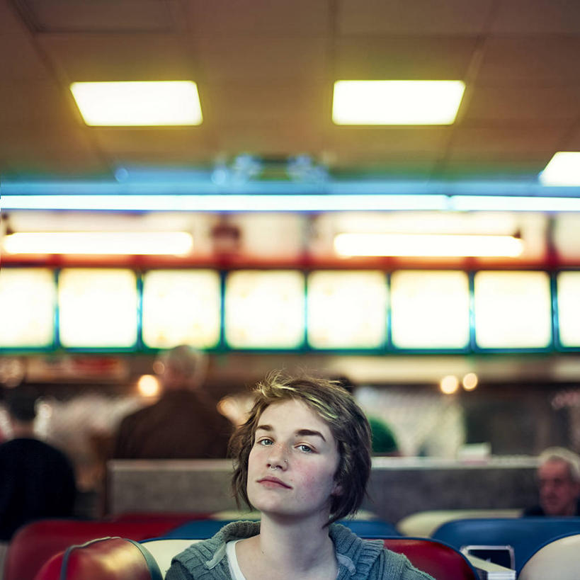 西方人,成年人,一个人,坐,方图,室内,正面,信心,欧洲,加拿大,欧洲人,仅一个年轻女性,仅一个女性,仅一个人,光亮,休闲装,衣服,放松,摄影,照亮,肖像,年轻女性,女人,女性,白种人,年轻人,餐馆,短发