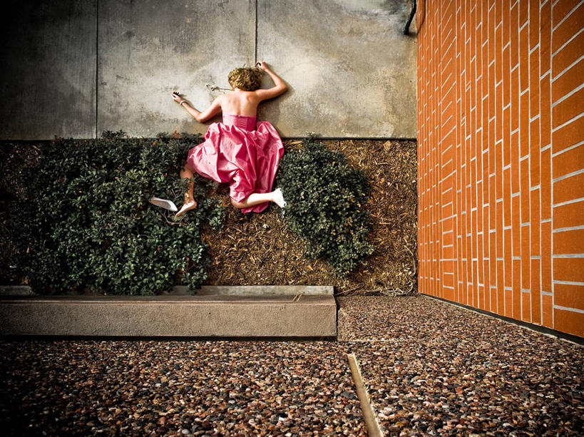 西方人,成年人,一个人,躺,横图,俯视,室外,夜晚,晚礼服,神秘,欧洲,美国,欧洲人,仅一个年轻女性,仅一个女性,仅一个人,人行道,休闲装,袜子,衣服,趴着,摄影,灌木,尸体,死亡,犯罪,不幸,谋杀,结束,尸身,遗体,犯罪现场,年轻女性,女人,女性,白种人,年轻人,高角度拍摄,晚宴服,舞会服,洋服,洋装,夜礼服,尸首