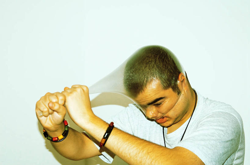 成年人,脸,头,脸颊,一个人,拉,横图,室内,白色背景,珠宝,罗马尼亚,仅一个男性,仅一个人,伸展,拿着,休闲装,肩膀,仅一个年轻男性,衣服,白色,低头,摄影,手镯,保护,幽默,安全套,垂头,克卢日纳波卡,男人,男性,年轻男性,年轻人,头部,脸部,脸蛋,面部,闭着眼睛,影棚拍摄