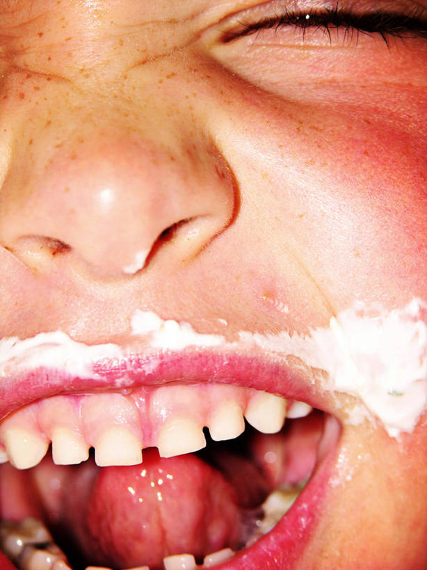 奶酪,西方人,儿童,头,一个人,笑,微笑,露齿笑,竖图,特写,快乐,幸福,纯洁,欧洲,美国,欧洲人,仅一个男性,仅一个人,食品,凌乱,饮食,小孩,张嘴,仅一个小孩,可爱,乐趣,童年,童趣,人体,摄影,肮脏,享乐,奶制品,张大嘴巴,童真,烂漫,无邪,邋遢,恶作剧,龌龊,污秽,天真,男孩,男人,男性,白种人,孩子,头部,张开嘴,闭着眼睛,奶油干酪,男生