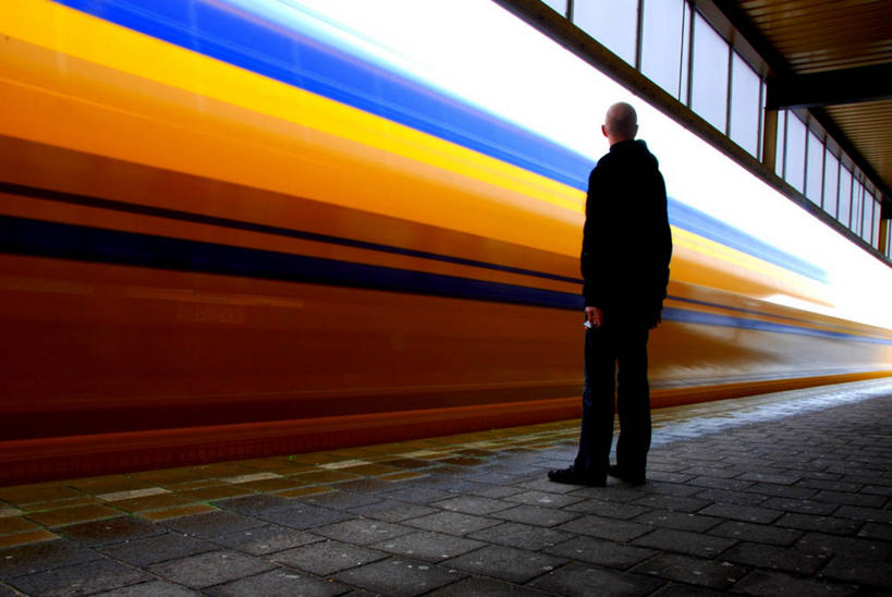 成年人,秃头,一个人,火车站,站,横图,室外,白天,运动模糊,旅途,火车,车站,荷兰,仅一个男性,仅一个人,站台,休闲装,月台,仅一个年轻男性,背面,衣服,运输,摄影,迅速,越过,男人,男性,年轻男性,年轻人,发型,光头,无发,铁路车站,铁路站