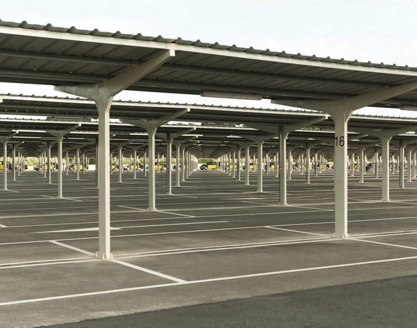 无人,机场,横图,方图,室外,白天,消失点,建筑,路,出租车,车站,汽车,西班牙,巴塞罗那,路标,柱子,站台,公共交通,月台,天空,运输,摄影,透视图,伊比利亚半岛,万里无云,旅行,巴塞罗那省,巴塞罗那国际机场