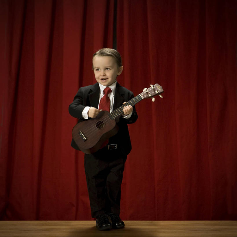 儿童,一个人,舞台,站,笑,微笑,露齿笑,方图,室内,正面,快乐,幸福,纯洁,窗帘,美国,仅一个男性,仅一个人,表演,套装,乐器,拿着,小孩,红色,仅一个小孩,可爱,童年,童趣,摄影,唱,亚利桑那,威胁,灾难,飓风,童真,台风,烂漫,无邪,暴风,尤克里里琴,技能,吉尔伯特,天真,危险,男孩,男人,男性,亚洲人,孩子,男生,吉尔伯特飓风