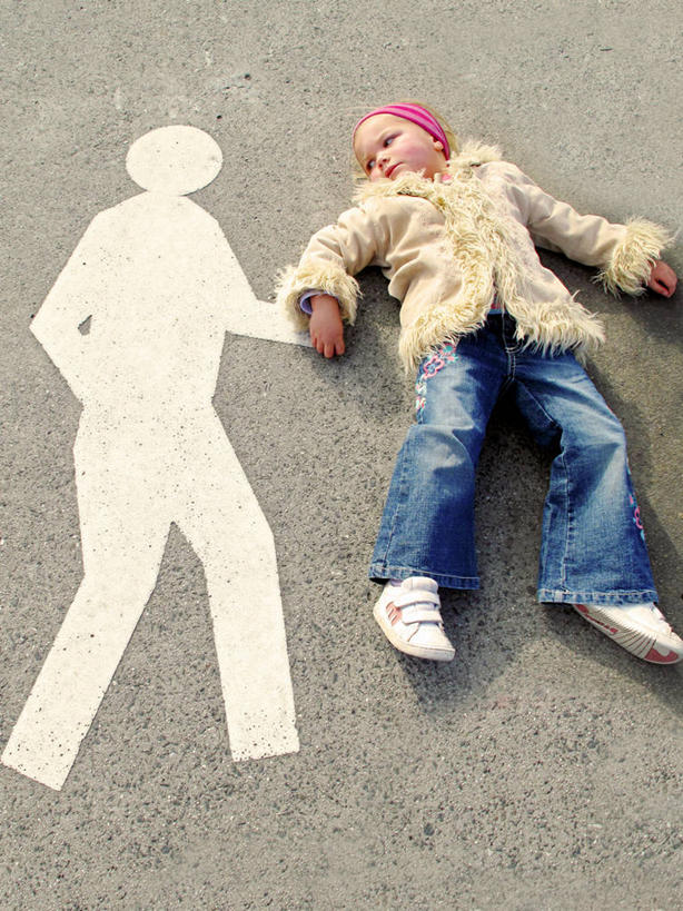 儿童,一个人,竖图,俯视,室外,白天,绘画,纯洁,帽子,澳大利亚,仅一个女性,仅一个人,行人,艺术,古典,牛仔裤,休闲装,文化,外套,小孩,工艺品,品味,仅一个小孩,可爱,童年,童趣,摄影,幽默,美术,高雅,塔斯马尼亚,想象,童真,烂漫,无邪,澳大拉西亚,美学,编织帽,霍巴特,想法,天真,女孩,女人,女性,孩子,手牵手,仰卧,彩图,高角度拍摄,简笔画,女生