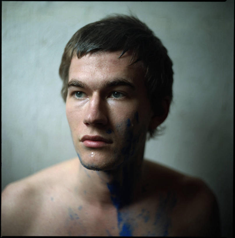 成年人,脸,头,脸颊,一个人,竖图,室内,俄罗斯,仅一个男性,仅一个人,裸露,肩膀,仅一个年轻男性,蓝色,思考,个性,摄影,涂料,肖像,裸,圣彼得堡,男人,男性,年轻男性,年轻人,头部,脸部,脸蛋,面部,彩图,短发,俄罗斯人,态度