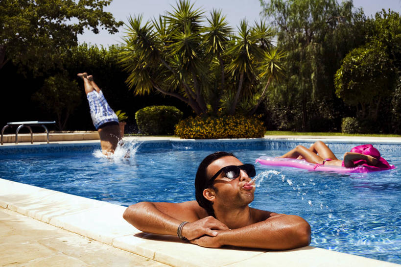 成年人,三个人,游泳池,跳,横图,室外,白天,度假,棕榈树,意大利,裸露,太阳镜,气垫床,放松,摄影,南欧,裸,呕吐,年轻男性,年轻女性,年轻人,休闲活动,彩图