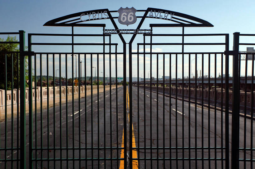 无人,横图,室外,白天,消失点,建筑,路,公路,美国,关闭,标志,数字,文字,字符,大门,标识,运输,摄影,阿拉伯数字,英文字母,北美,北美洲,封闭,透视图,美洲,北亚美利加洲,亚美利加洲,俄克拉何马,俄克拉何马州,俄克拉荷马州,奥克拉荷马,抢先之州,塔尔萨,彩图,美利坚合众国