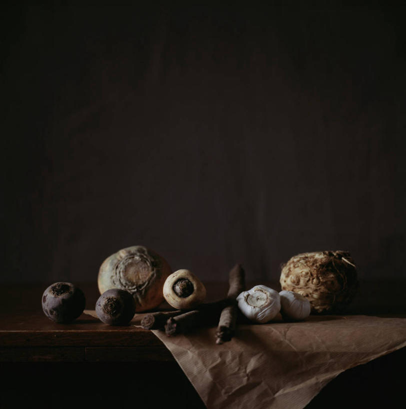 无人,竖图,室内,白天,留白,家具,桌子,静物,荷兰,甜菜,饮食,桌布,装饰物,摄影,简单,韭,根甜菜,红菜头,甜菜根,菾菜,紫菜头,糖萝卜,大蒜,彩图