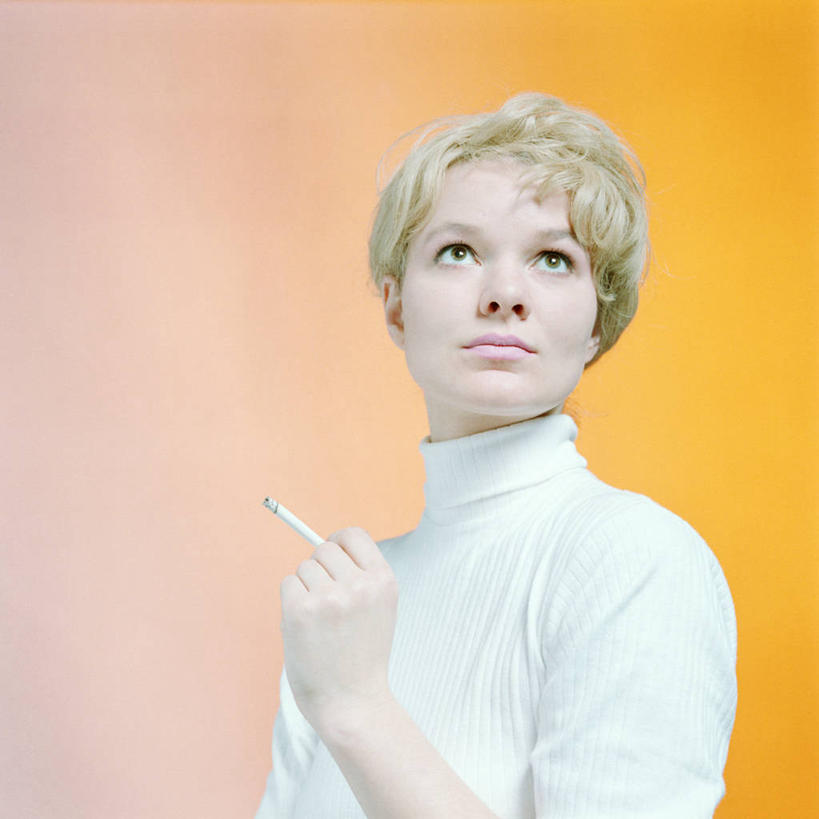 西方人,成年人,头发,一个人,方图,室内,香烟,欧洲,荷兰,欧洲人,仅一个年轻女性,仅一个女性,仅一个人,黄色背景,拿着,黄色,看,金色,摄影,怀旧,高领,优美,肖像,年轻女性,女人,女性,白种人,年轻人,半身,彩图,影棚拍摄,短发,高领毛衣