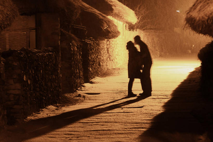 成年人,中年人,两个人,站,横图,室外,白天,侧面,幸福,街道,韩国,阴影,冬天,城镇,浪漫,摄影,照亮,中年男性,中年女性,亲吻,彩图,爱