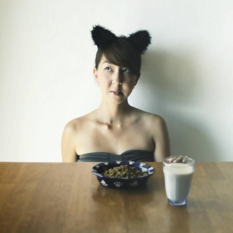 牛奶,成年人,脸,头,脸颊,一个人,坐,方图,白色背景,正面,裙子,早餐,桌子,猫,西班牙,仅一个年轻女性,仅一个女性,仅一个人,连衣裙,肩膀,饮料,碗,个性,摄影,幽默,发髻,想象,猫食,年轻女性,女人,女性,年轻人,头部,脸部,脸蛋,面部,坐着,彩图,影棚拍摄,装扮