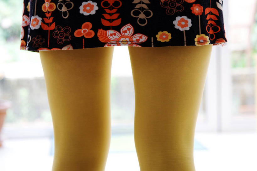 成年人,腿,一个人,站,横图,室外,特写,白天,时尚,英国,仅一个女性,花纹,首都,古典,黄色,人体,摄影,裤袜,迷你裙,彩图