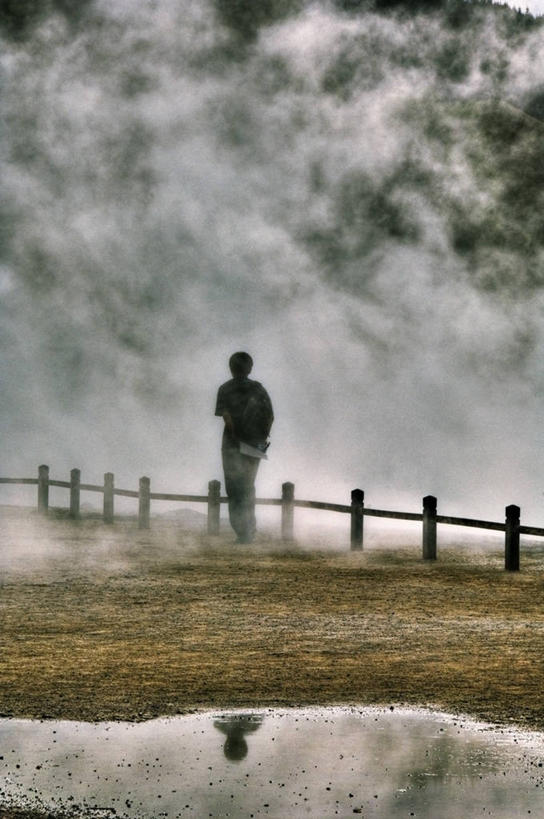 成年人,一个人,站,竖图,室外,白天,火山,新西兰,仅一个男性,反射,篱笆,背面,思考,烟,摄影,水坑,罗托鲁阿,危险,彩图,独处