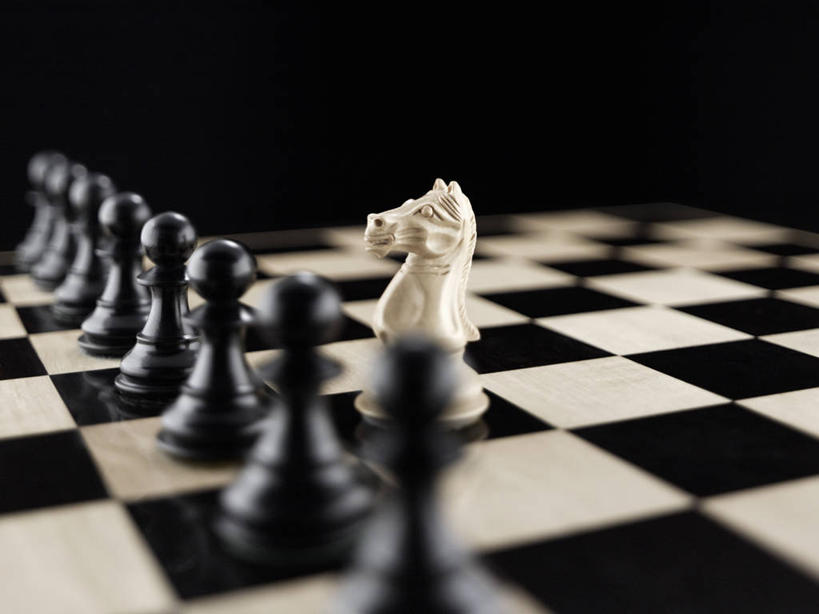 无人,横图,俯视,特写,失败,成功,竞争,一排,黑色背景,整齐,环绕,冲突,骑士,排列,棋子,棋盘,国际象棋,摄影,队列,进攻,反差,挑战,策略,技能,获胜,休闲活动,彩图,高角度拍摄,影棚拍摄,弱点