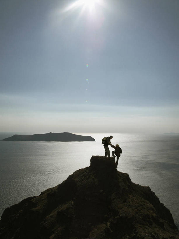 成年人,中年人,老年人,两个人,攀登,竖图,室外,白天,留白,侧面,镜头眩光,旅游,度假,成功,合作,团队,海洋,山,日光,岛,休闲装,娱乐,数码合成,蓝色,天空,享受,休闲,放松,摄影,协助,支撑,成就,决心,剪影,挑战,海景,冒险,老年男性,老年女性,男人,女人,休闲活动,彩图,背包族