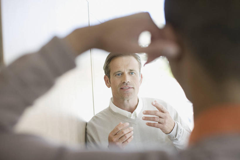 西方人,成年人,中年人,老年人,脸,头,脸颊,两个人,商务人士,商务男性,办公室,站,横图,室内,白天,正面,衬衫,商务,合作,团队,欧洲,南非,欧洲人,套装,工作,会议,首都,听,图像,托腮,肩膀,背面,靠,靠着,手势,职业,面对面,摄影,解释,企业,公司,商务装,合伙,工薪阶层,开普敦,老年男性,男人,年轻男性,白种人,年轻人,头部,脸部,脸蛋,面部,白领,上班族,说话,彩图,衬衣,打手势