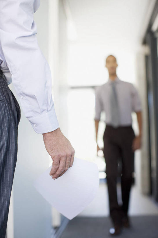 西方人,成年人,中年人,老年人,两个人,商务人士,商务男性,办公室,站,竖图,室内,白天,正面,仰视,衬衫,商务,欧洲,南非,欧洲人,套装,工作,传递,纸,走廊,首都,图像,拿着,背面,摄影,企业,公司,运送,文档,商务装,合伙,工薪阶层,开普敦,老年男性,男人,年轻男性,白种人,年轻人,白领,上班族,步行,彩图,低角度拍摄,衬衣