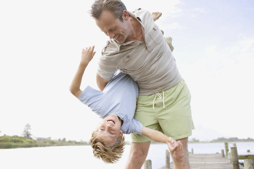 西方人,儿童,成年人,中年人,老年人,两个人,家庭,父亲,儿子,码头,站,笑,微笑,横图,室外,白天,正面,仰视,度假,纯洁,湖,欧洲,南非,欧洲人,连接,木制,首都,拿着,休闲装,刺激,小孩,夏天,温暖,温馨,一家人,可爱,乐趣,童年,童趣,打闹,摄影,和睦,颠倒,享乐,逆光,童真,烂漫,无邪,开普敦,恶作剧,天真,老年男性,男孩,男人,白种人,孩子,休闲活动,彩图,低角度拍摄,融洽