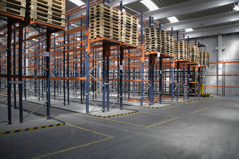 无人,横图,室内,白天,商务,地板,建筑,一排,整齐,商品,房屋,屋子,仓库,架子,排列,容器,箱子,工具箱,工业,摄影,储藏,组织,储存,队列,货运,贸易,工业建筑,彩图,房子,货盘,机遇,贮存,海上运输,检查表