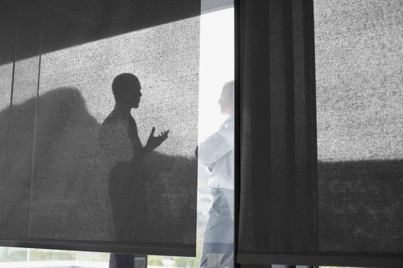 西方人,成年人,中年人,老年人,两个人,商务人士,商务男性,办公室,站,双手交叉,横图,室内,白天,侧面,衬衫,商务,合作,团队,阳台,欧洲,南非,欧洲人,套装,工作,会议,首都,听,图像,手势,职业,面对面,摄影,双手抱胸,解释,企业,公司,商务装,剪影,合伙,工薪阶层,开普敦,老年男性,男人,年轻男性,白种人,年轻人,白领,上班族,说话,彩图,衬衣,打手势