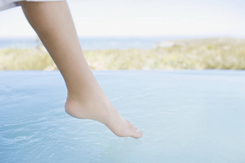 西方人,儿童,腿,一个人,游泳池,横图,室外,特写,白天,留白,度假,纯洁,水,欧洲,南非,欧洲人,仅一个男性,仅一个人,首都,小孩,自然,夏天,仅一个小孩,赤脚,放松,可爱,童年,童趣,人体,摄影,宁静,环境,足,童真,烂漫,无邪,开普敦,天真,男孩,男人,男性,白种人,孩子,休闲活动,彩图,男生,浸渍