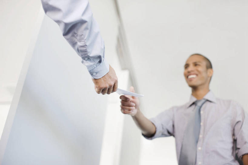 西方人,成年人,中年人,老年人,两个人,商务人士,商务男性,办公室,站,微笑,横图,室内,白天,留白,正面,仰视,衬衫,商务,信心,欧洲,南非,欧洲人,套装,工作,会议,纸,走廊,首都,图像,面对面,伸手,人体,摄影,企业,公司,文档,商务装,合伙,工薪阶层,开普敦,老年男性,男人,年轻男性,白种人,年轻人,手臂,白领,上班族,半身,彩图,低角度拍摄,衬衣,给予