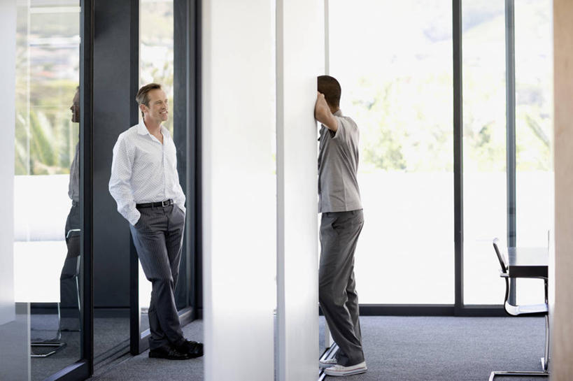 西方人,成年人,中年人,老年人,两个人,商务人士,商务男性,办公室,会议室,站,微笑,横图,室内,白天,留白,侧面,衬衫,商务,欧洲,南非,欧洲人,套装,工作,柱子,首都,听,图像,现代,靠,靠着,面对面,遮,遮掩,摄影,掩盖,遮挡,企业,公司,商务装,手插袋,合伙,工薪阶层,遮盖,开普敦,掩饰,老年男性,男人,年轻男性,白种人,年轻人,白领,上班族,插兜,手插兜,说话,彩图,衬衣,手抄兜