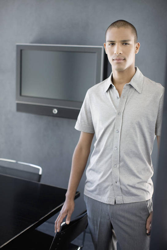 成年人,一个人,商务人士,商务男性,办公室,会议室,站,竖图,室内,白天,正面,衬衫,商务,信心,技术,南非,仅一个男性,仅一个人,套装,首都,图像,现代,仅一个年轻男性,摄影,企业,公司,肖像,商务装,等,工薪阶层,开普敦,男人,男性,年轻男性,年轻人,白领,上班族,电视机,彩图,衬衣