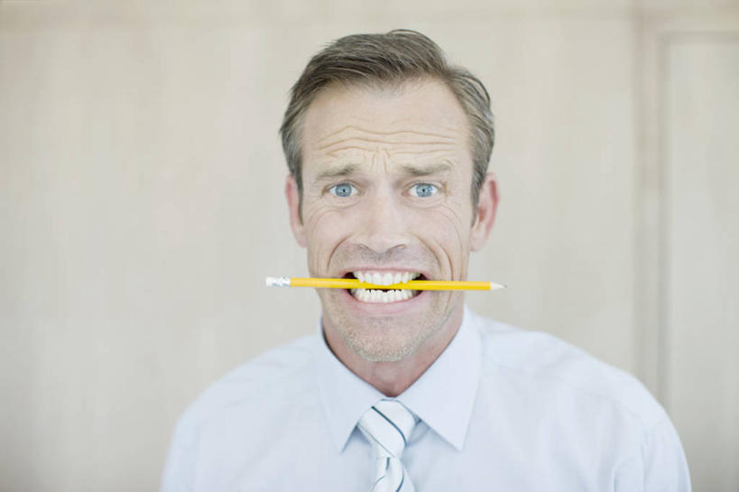 西方人,成年人,中年人,老年人,脸,头,脸颊,一个人,商务人士,商务男性,办公室,横图,室内,特写,白天,留白,正面,衬衫,商务,欧洲,南非,欧洲人,仅一个男性,仅一个人,仅一个中年男性,咬,套装,首都,图像,肩膀,一个,铅笔,皱眉头,摄影,单个,恐怖,企业,公司,忧虑,肖像,商务装,问题,工薪阶层,开普敦,挫败,担心,男人,男性,中年男性,白种人,头部,脸部,脸蛋,面部,白领,上班族,彩图,衬衣