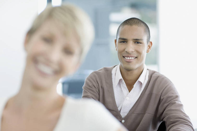 西方人,成年人,中年人,脸,头,脸颊,两个人,商务人士,商务男性,商务女性,办公室,坐,微笑,横图,室内,白天,正面,衬衫,商务,幸福,骄傲,信心,欧洲,南非,欧洲人,套装,工作,首都,图像,肩膀,摄影,企业,公司,肖像,商务装,合伙,工薪阶层,开普敦,男人,年轻男性,女人,中年女性,白种人,年轻人,头部,脸部,脸蛋,面部,白领,上班族,彩图,衬衣