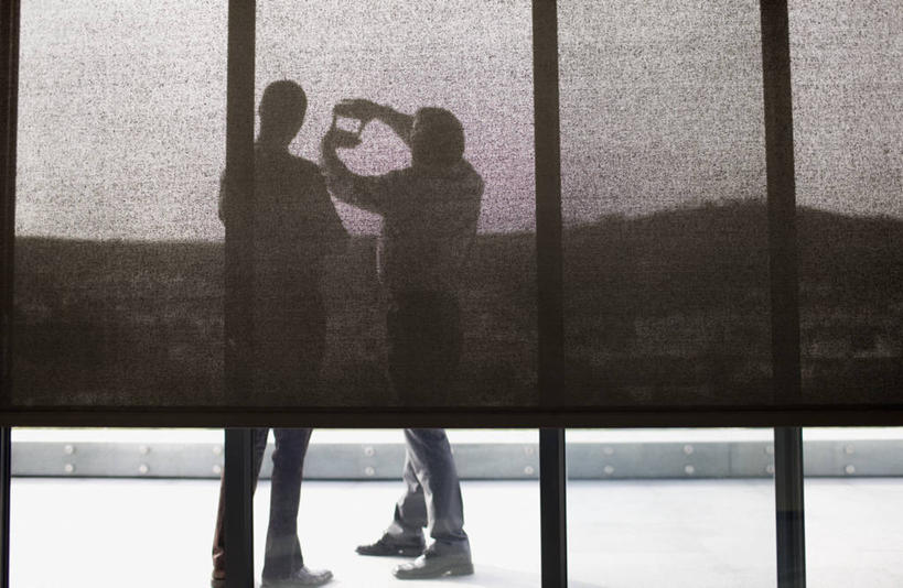 西方人,成年人,中年人,老年人,两个人,商务人士,商务男性,办公室,站,举,横图,室内,白天,留白,侧面,衬衫,商务,合作,团队,阳台,欧洲,南非,欧洲人,套装,工作,首都,听,图像,背面,看,手势,托,职业,摄影,解释,企业,公司,商务装,剪影,合伙,视角,工薪阶层,开普敦,老年男性,男人,年轻男性,白种人,年轻人,白领,上班族,举起,举手,举着,向上举,向上伸,向上托,彩图,衬衣,机遇,打手势