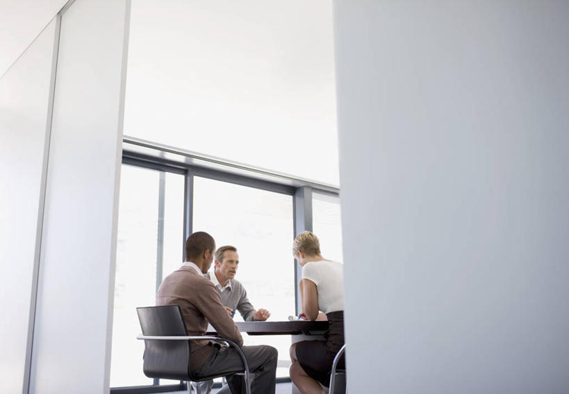 西方人,成年人,中年人,老年人,三个人,人群,商务人士,商务男性,商务女性,办公室,会议室,坐,横图,室内,白天,留白,侧面,仰视,衬衫,商务,合作,团队,欧洲,南非,欧洲人,套装,工作,会议,首都,听,图像,背面,职业,摄影,解释,企业,公司,商务装,合伙,工薪阶层,开普敦,老年男性,男人,年轻男性,女人,中年女性,白种人,年轻人,白领,上班族,彩图,低角度拍摄,衬衣