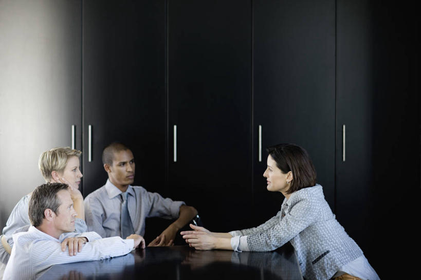 西方人,成年人,中年人,老年人,脸,头,脸颊,四个人,人群,商务人士,商务男性,商务女性,办公室,会议室,坐,横图,室内,白天,留白,侧面,衬衫,商务,讨论,合作,团队,欧洲,南非,欧洲人,套装,工作,会议,首都,听,图像,肩膀,手势,职业,摄影,恳求,权威,解释,企业,公司,忧虑,商务装,问题,合伙,工薪阶层,开普敦,紧迫,劝说,担心,老年男性,老年女性,男人,年轻男性,女人,中年女性,白种人,年轻人,头部,脸部,脸蛋,面部,白领,上班族,说话,半身,彩图,衬衣,打手势