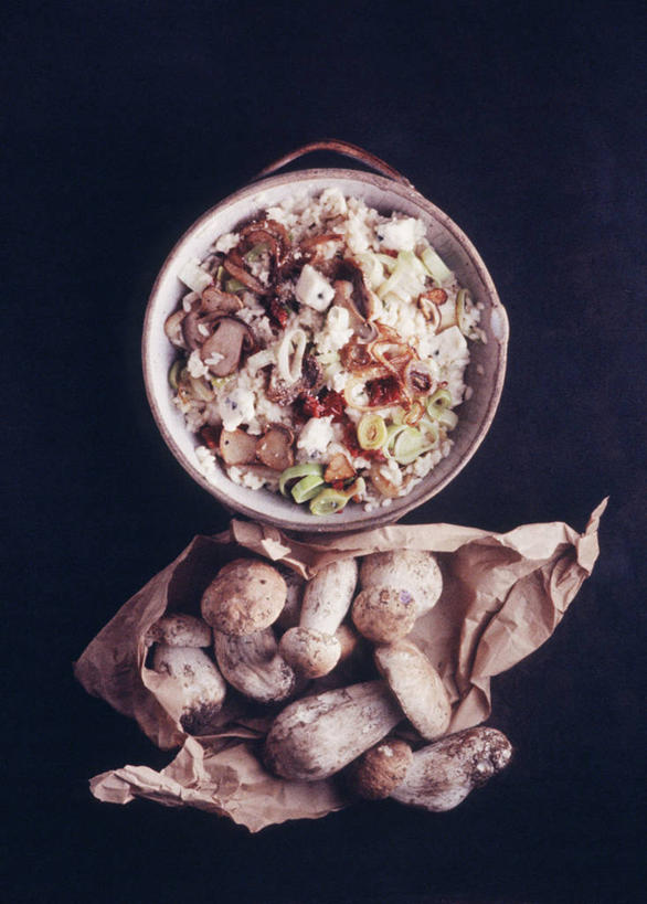 无人,竖图,俯视,静物,黑色背景,包,生食,美味,饮食,碗,食用菌,摄影,清新,意大利调味饭,韭,彩图,高角度拍摄,影棚拍摄