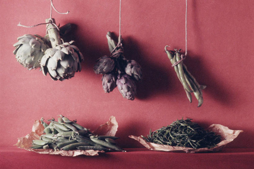 无人,横图,静物,吊挂,悬挂,红色背景,丰富,朝鲜蓟,挂,饮食,摄影,多样,简单,清新,健康食物,青豆,彩图,影棚拍摄