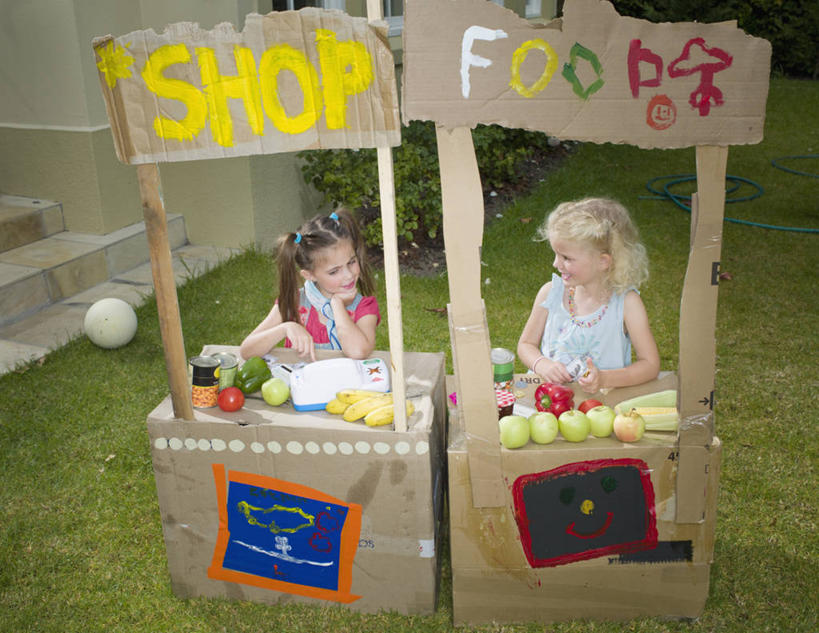 西方人,儿童,脸,头,脸颊,一个人,两个人,商务人士,商店,坐,微笑,横图,俯视,室外,白天,正面,商务,友谊,纯洁,合作,竞争,计算器,苹果,辣椒,蔬菜,西红柿,欧洲,南非,欧洲人,仅一个女性,仅一个人,工作,计算,牌子,商品,青椒,首都,注视,休闲装,货摊,饮食,招牌,肩膀,小孩,红色,夏天,观察,看,仅一个小孩,可爱,童年,童趣,摄影,生活方式,多样,观看,察看,关注,清新,贩卖,彩椒,童真,烂漫,无邪,健康食物,辣角,红海椒,大椒,辣虎,广椒,开普敦,敌对,主动,想法,钡,天真,女孩,女人,女性,白种人,孩子,头部,脸部,脸蛋,面部,甜椒,柿子椒,辣子,海椒,番椒,灯笼椒,彩图,高角度拍摄,机遇,女生,店标