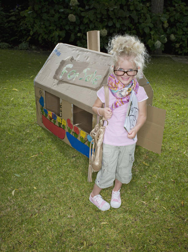 西方人,儿童,头发,一个人,站,微笑,竖图,室外,白天,正面,幸福,纯洁,欧洲,南非,欧洲人,仅一个女性,仅一个人,眼镜,房屋,庭院,首都,拿着,休闲装,盒子,小孩,仅一个小孩,职业,金色,可爱,乐趣,童年,童趣,摄影,写字板,纸板,创造力,住房,享乐,零钱包,房地产,肖像,房地产经纪人,童真,渴望,烂漫,无邪,开普敦,想法,天真,女孩,女人,女性,白种人,孩子,休闲活动,彩图,装扮,女生,动机