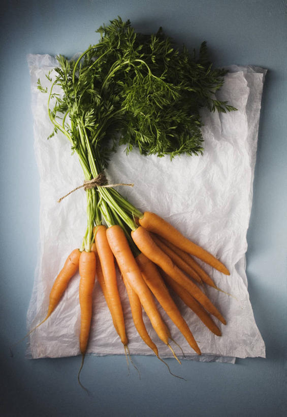 无人,竖图,俯视,胡萝卜,静物,许多,蓝色背景,生食,很多,串,饮食,摄影,有机食品,清新,健康食物,彩图,高角度拍摄,影棚拍摄