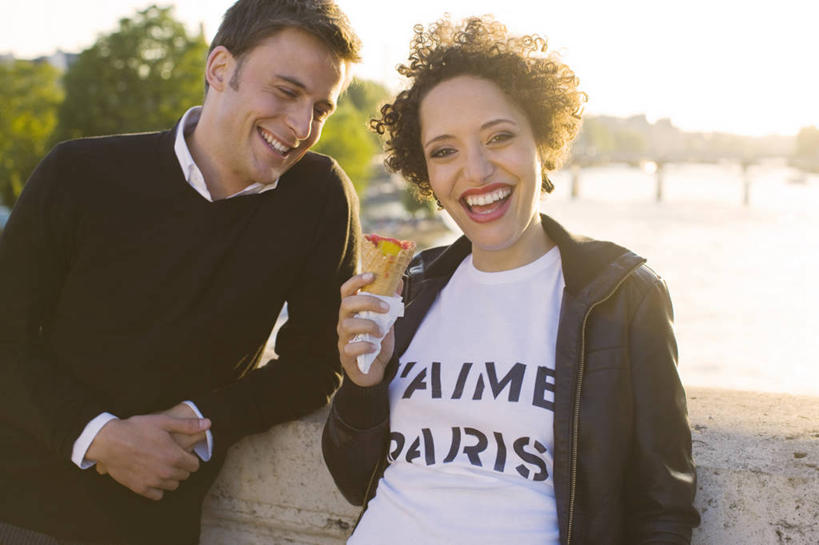 成年人,两个人,夫妻,站,吃,微笑,横图,室外,白天,正面,爱情,旅游,度假,快乐,幸福,信心,城市,日光,法国,巴黎,行人,游客,游人,首都,浪漫,T恤,拿着,休闲装,饮食,路人,旅客,恩爱,恋人,摄影,享乐,肖像,异性恋,过客,无忧无虑,男人,年轻男性,年轻女性,女人,中东人,年轻人,夫妇,情侣,半身,彩图,旅行,爱,伴侣,冰淇淋蛋卷