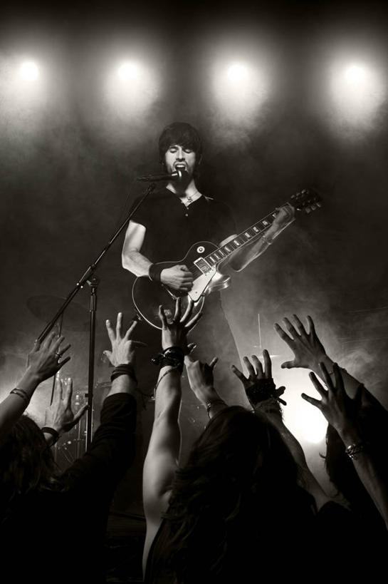 西方人,成年人,一个人,观众,舞台,站,举,竖图,黑白,室内,正面,仰视,夜生活,快乐,英国,欧洲,欧洲人,仅一个男性,仅一个人,表演,光,吉他,首都,音乐,弹奏,拿着,休闲装,表演者,扮演,仅一个年轻男性,托,伸手,人体,摄影,聚光灯,唱,照亮,演出,麦克风,享乐,吉他手,音乐人,男人,男性,年轻男性,白种人,年轻人,手臂,歌手,举起,举手,举着,向上举,向上伸,向上托,彩图,低角度拍摄