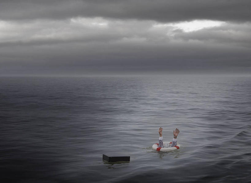 西方人,成年人,中年人,老年人,一个人,商务人士,商务男性,举,横图,室外,白天,衬衫,商务,海洋,暴风雨,欧洲,欧洲人,仅一个男性,仅一个人,仅一个中年男性,套装,公文包,云,数码合成,安全带,托,大西洋,金融,人体,摄影,奋斗,协助,溺水,危机,企业,公司,商务装,问题,挑战,工薪阶层,债务,沉没,想法,失业,危险,男人,男性,中年男性,白种人,手臂,白领,上班族,举起,举手,举着,向上举,向上伸,向上托,彩图,衬衣,弱点