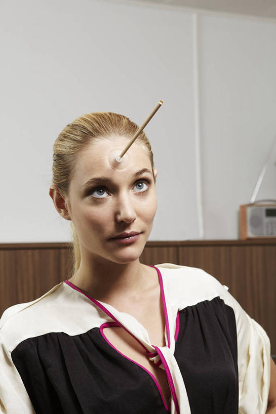 西方人,成年人,脸,头,脸颊,前额,头发,一个人,商务人士,商务女性,办公室,竖图,室内,特写,白天,留白,正面,商务,风险,竞争,欧洲,欧洲人,仅一个年轻女性,仅一个女性,仅一个人,套装,图像,肩膀,一个,箭,向上看,职业,金色,靶子,摄影,单个,准确,撞击,企业,公司,商务装,问题,进攻,工薪阶层,卡住,想法,危险,年轻女性,女人,女性,白种人,年轻人,头部,脸部,脸蛋,面部,白领,上班族,彩图,镖