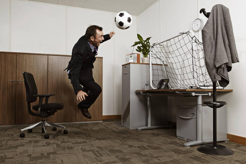 西方人,成年人,中年人,嘴,一个人,商务人士,商务男性,办公室,跳,睡,横图,室内,白天,侧面,仰视,衬衫,商务,成功,运动,竞争,足球,欧洲,欧洲人,仅一个男性,仅一个人,仅一个中年男性,套装,球门,网,半空,进球,图像,书桌,张嘴,职业,幻想,人体,摄影,午睡,专心,敏捷,走神,努力,商务装,头球,得分,贩卖,挑战,张大嘴巴,工薪阶层,渴望,技能,想法,足球运动,男人,男性,中年男性,白种人,口,口腔,嘴巴,嘴唇,白领,上班族,张开嘴,休闲活动,困,困觉,寝息,睡觉,彩图,低角度拍摄,衬衣,小睡,白日梦