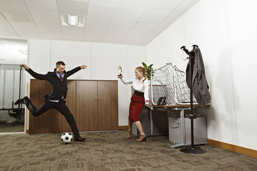 西方人,成年人,中年人,两个人,商务人士,秘书,商务男性,商务女性,办公室,站,举,睡,横图,室内,白天,侧面,仰视,衬衫,商务,成功,运动,竞争,足球,欧洲,欧洲人,守门员,踢,套装,球门,网,进球,图像,托,职业,摄影,块状,午睡,保护,专心,走神,瞄准,商务装,问题,防守,得分,贩卖,挑战,工薪阶层,渴望,敌对,接待员,想法,足球运动,男人,年轻女性,女人,中年男性,白种人,年轻人,白领,上班族,休闲活动,举起,举手,举着,困,困觉,寝息,睡觉,向上举,向上伸,向上托,张开手臂,彩图,低角度拍摄,衬衣,机遇,小睡