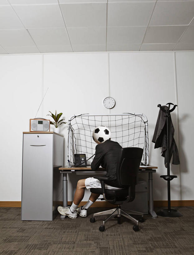 西方人,成年人,中年人,一个人,商务人士,商务男性,办公室,坐,打电话,竖图,室内,白天,留白,侧面,仰视,衬衫,运动鞋,商务,通讯,运动,足球,欧洲,欧洲人,仅一个男性,仅一个人,仅一个中年男性,套装,短裤,球门,网,进球,听,图像,书桌,职业,幻想,遮,遮掩,摄影,掩盖,遮挡,走神,商务装,工薪阶层,遮盖,掩饰,想法,厌倦,足球运动,男人,男性,中年男性,白种人,白领,上班族,座机,休闲活动,说话,彩图,低角度拍摄,衬衣,白日梦