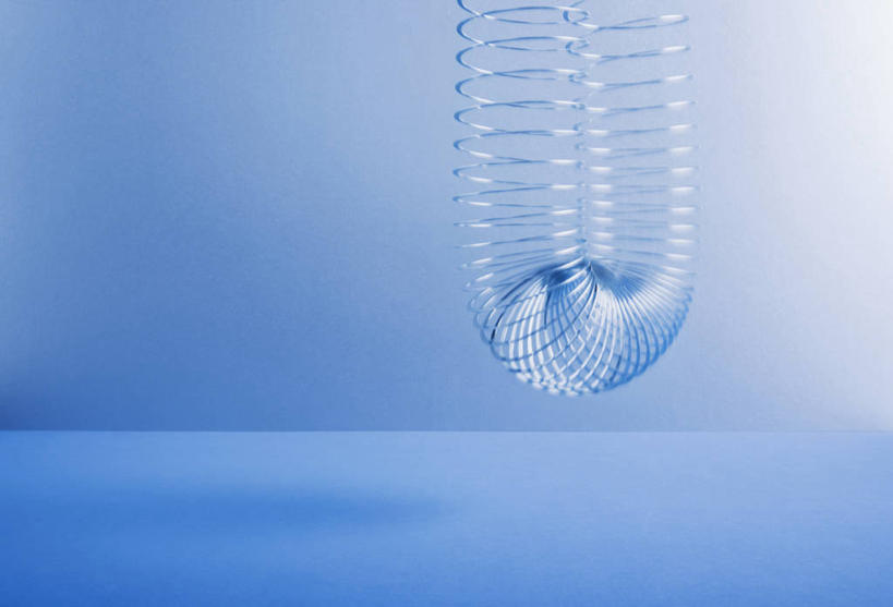 无人,横图,留白,玩具,吊挂,伸展,弯腰,悬挂,蓝色背景,金属,挂,一个,蓝色,童年,摄影,落下,单个,简单,敏捷,金属圈,弹性,想法,彩图,影棚拍摄