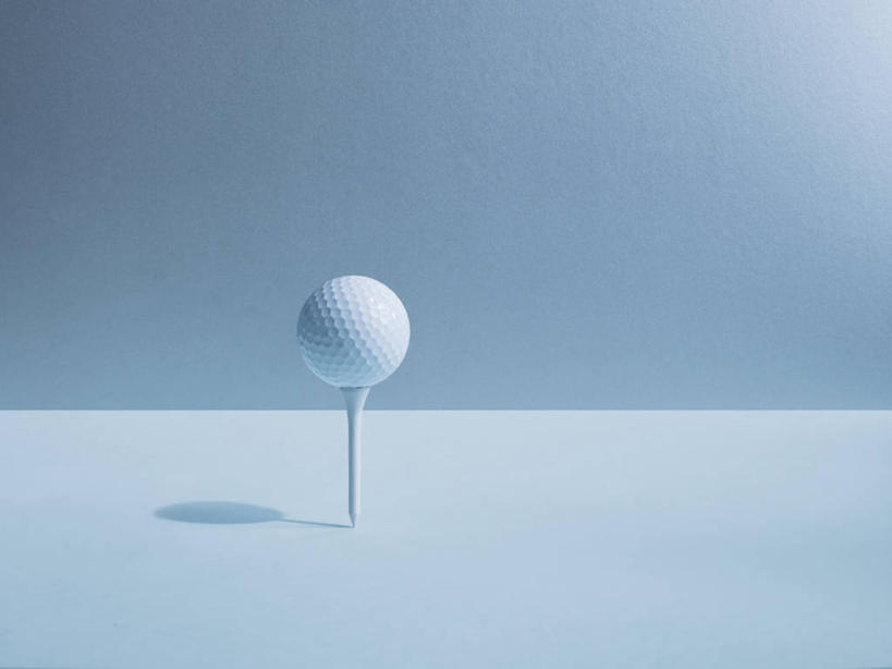 无人,横图,留白,运动,竞争,准备,蓝色背景,圆形,高尔夫球,球座,两个,蓝色,球体,平衡,摄影,支撑,准确,简单,想法,高尔夫球运动,休闲活动,彩图,影棚拍摄